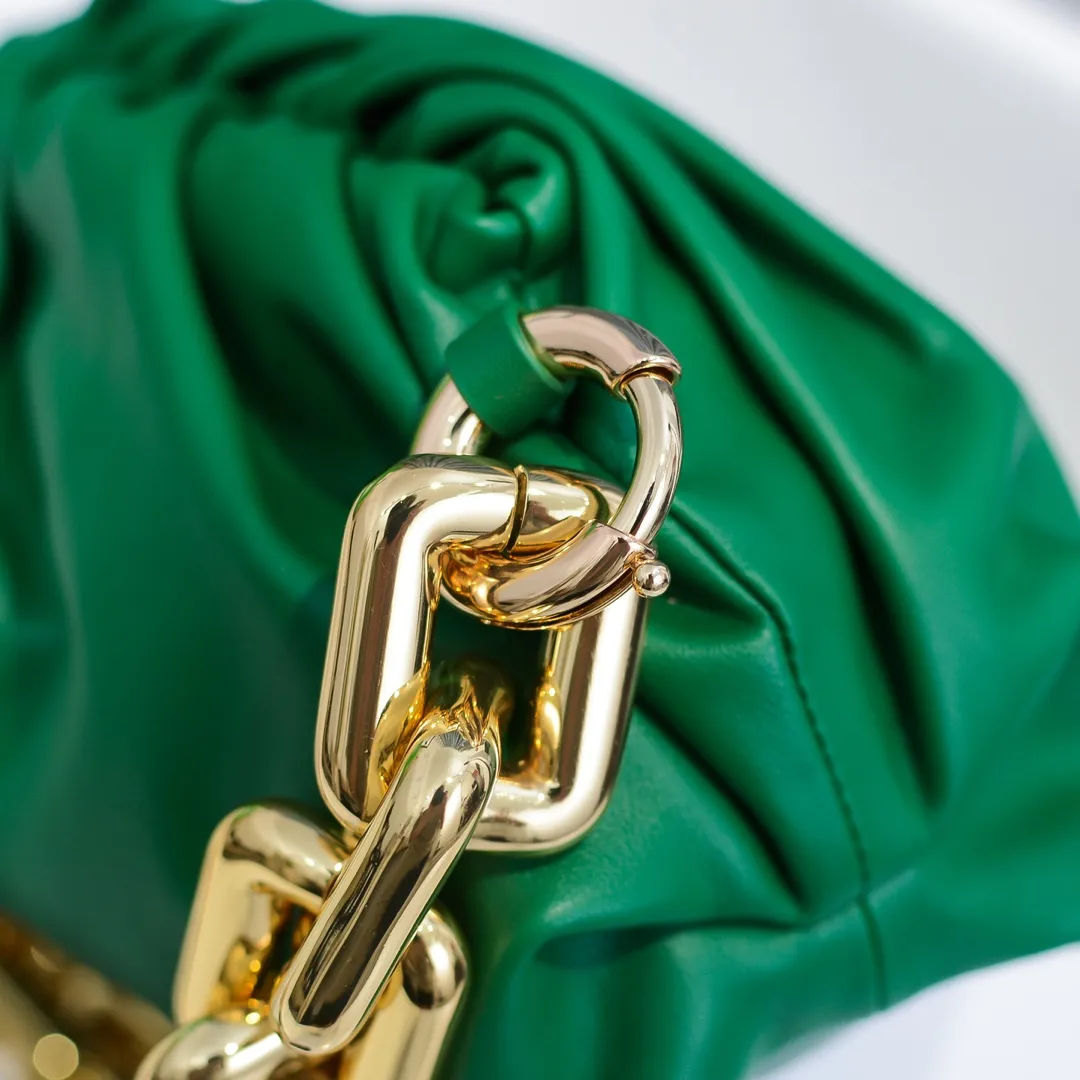 2020 new products will continue to upgrade the cloud bag to the вoттega veneтa chain cloud bag. It is still developed with imported original leather as standard. This hardware chain needs to be light on the upper body and can only be made of all-steel material. It is made of hollowed metal. You don’t have to worry about its weight. Major celebrity fashion bloggers have used it to attend fashion shows. Who can resist the charm of this large gold chain [smile] Style number: 6708# Size: 30*16*12